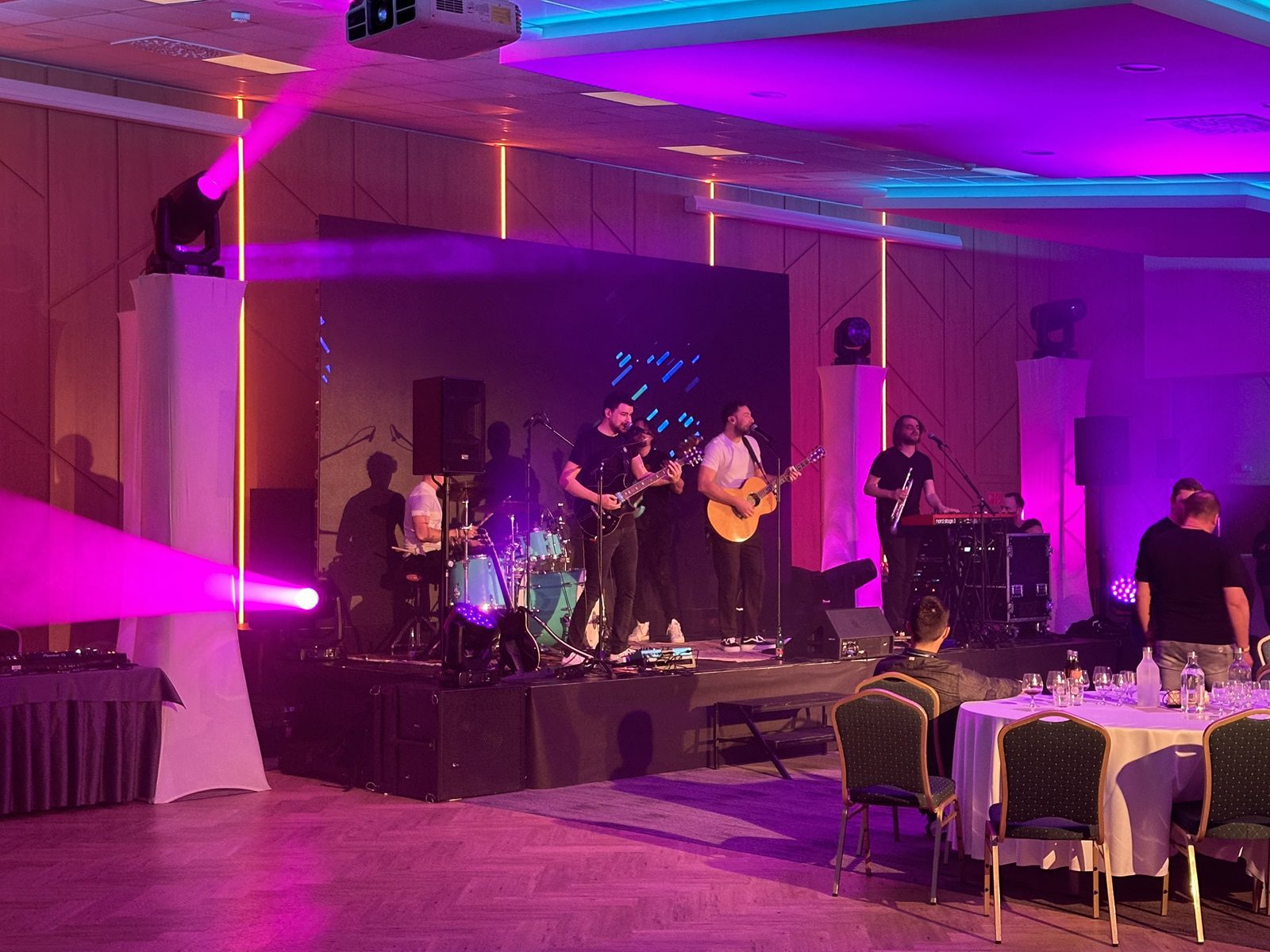 Hurricane_VW financne sluzby_Hotel Sitno_konferencia_LED_osvetlenie_ozvucenie_Bystrik Banda_zabava_event