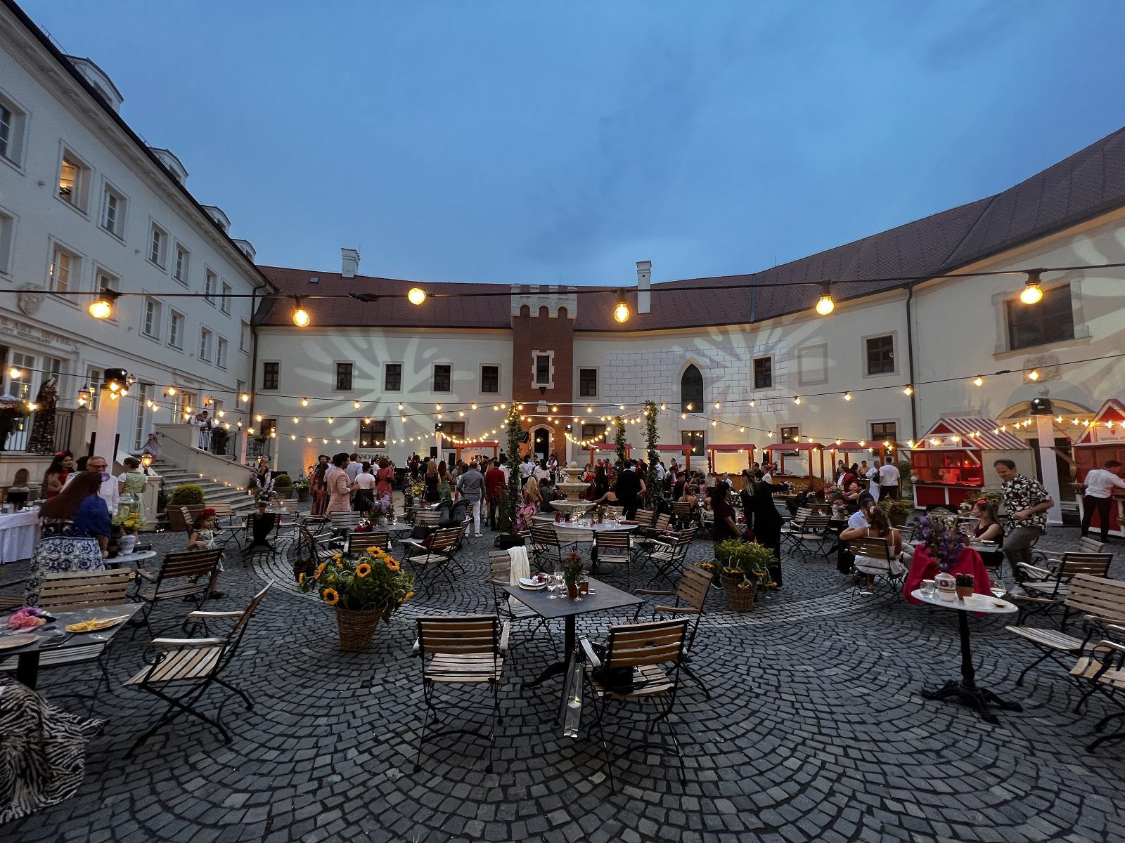Preparty_wedding_courtyard_outdoor_Simak_Castle_Hurricane_Slovakia_sound_light