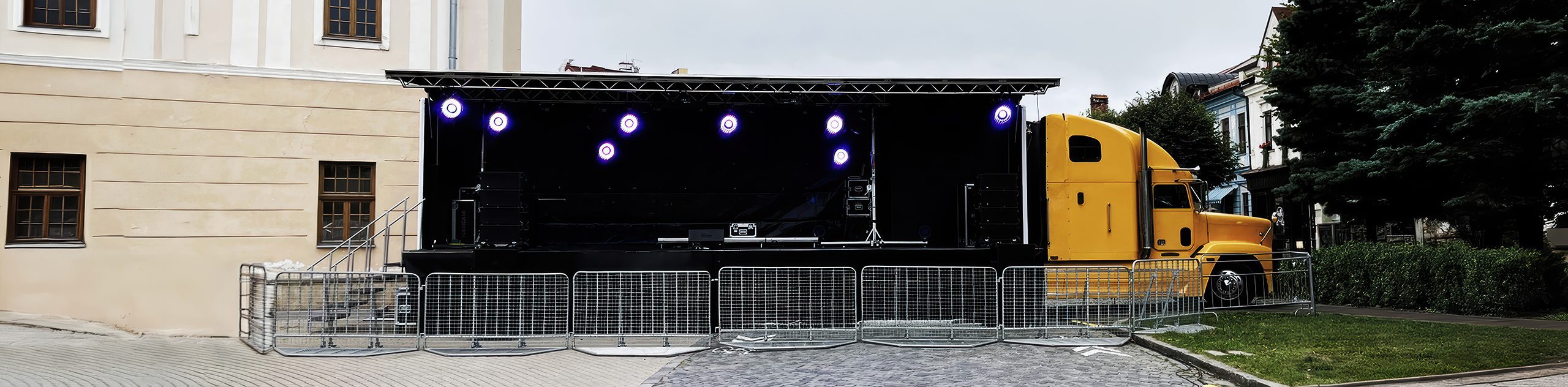 Mobilné pódium s osvetlením pripravené na koncert.
