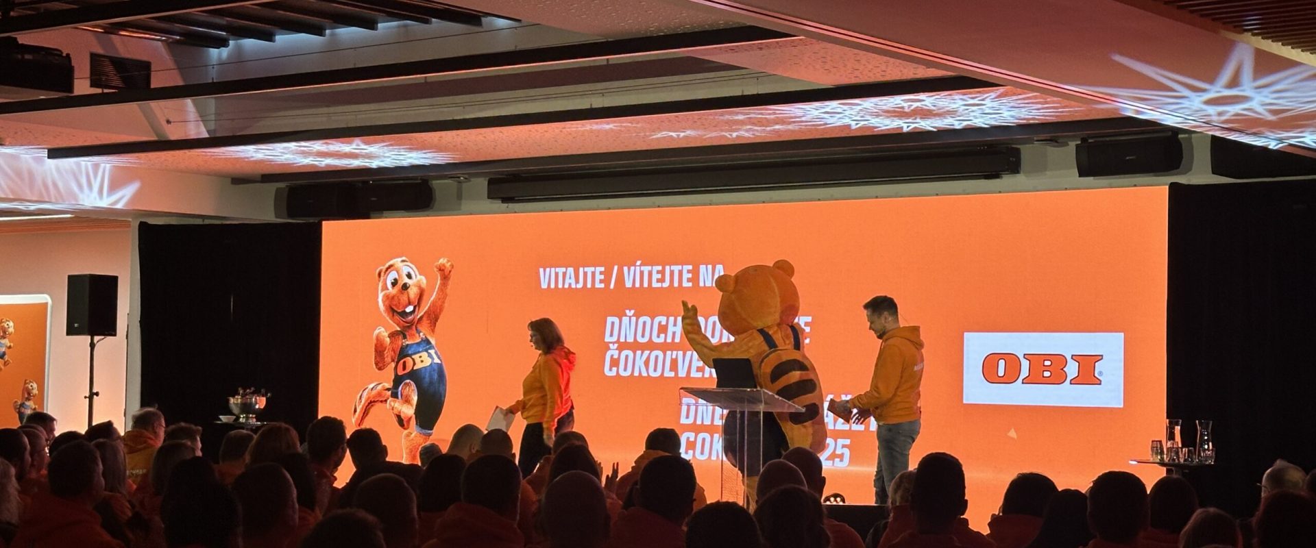 12.09. OBI – gloshine Prezentačná akcia s maskotom a publikom na pódiu