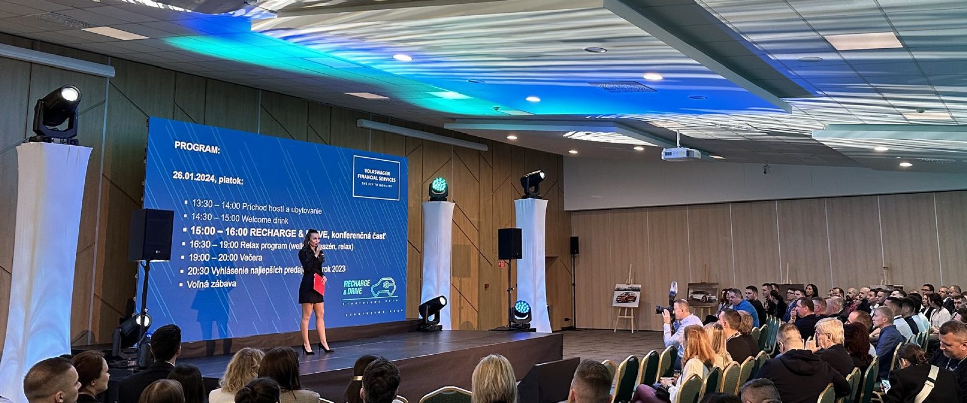 Hurricane_VW financne sluzby_Hotel Sitno_konferencia_LED_podium_osvetlenie_ozvucenie_moderatorka Hurricane_VW financne sluzby_Hotel Sitno_konferencia_LED_podium_osvetlenie_ozvucenie_moderatorka